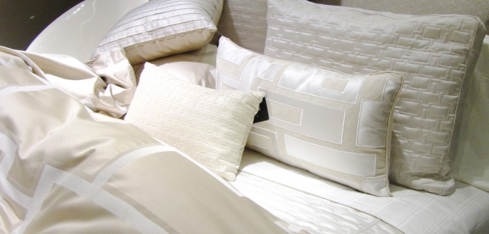Eine gute Matratze und schöne Bettwäsche sorgen für guten Schlaf © Rainer Sturm / pixelio.de
