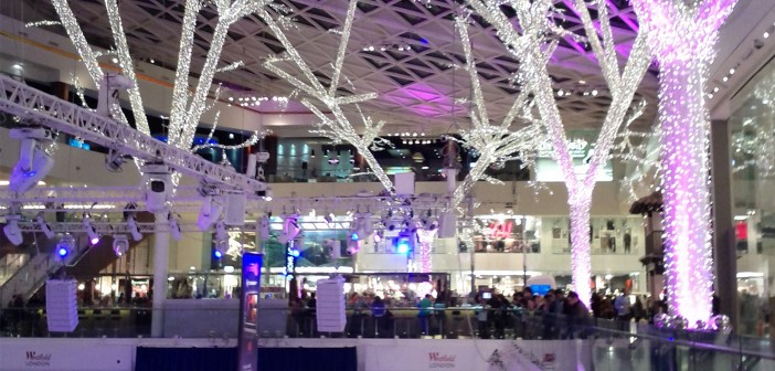 Weihnachtsbeleuchtung im Shoppingcenter