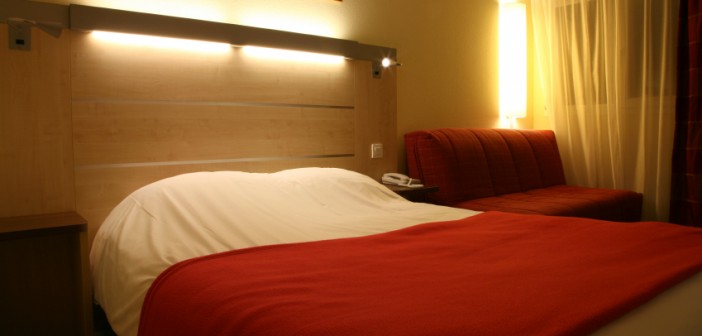 Indirekte Beleuchtung am Bett schafft Gemütlichkeit. © istock.com/yenwen