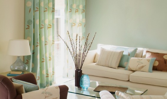 Sommerliche Brise: Farbenfrohe Dekoration für frischen Wind im Wohnzimmer