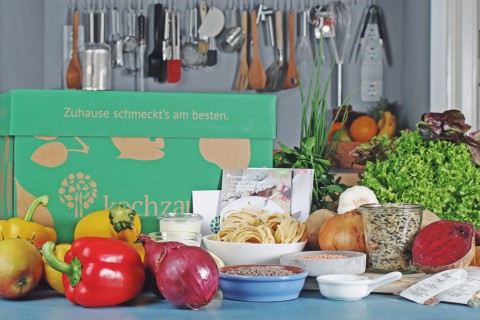 Kochbox mit Gemüse, Hülsenfrüchten und Nudeln © Kochzauber