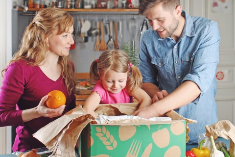 Familie packt die Kochbox aus © Kochzauber