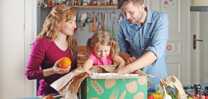 Familie packt die Kochbox aus © Kochzauber