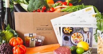 Kochbox mit Gemüse, Fleisch, Fisch und Rezeptkarten © Marley Spoon
