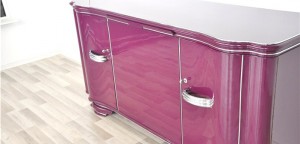Antikes Sideboard in kräftigem pink ©OAM