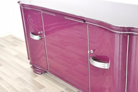 Antikes Sideboard in kräftigem pink ©OAM