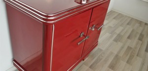 Antikes Sideboard in modernem rot ©OAM