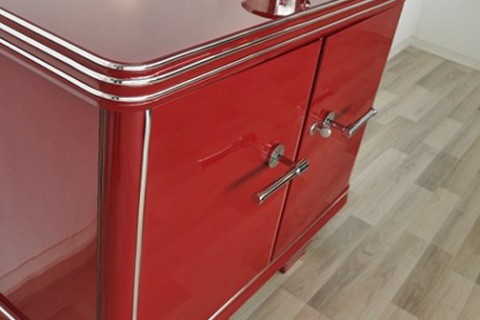 Antikes Sideboard in modernem rot ©OAM