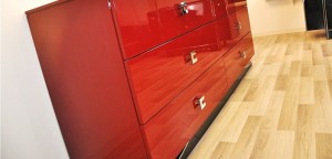 Antikes Sideboard in leuchtendem rot ©OAM