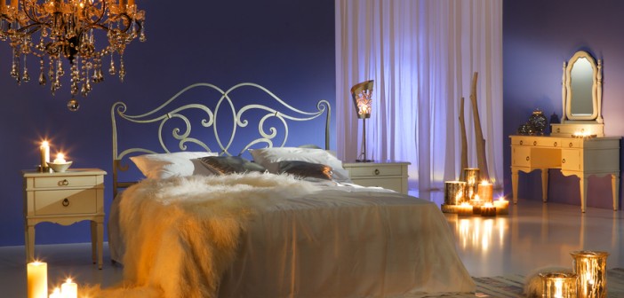 Verführerisches Schlafzimmer mit Kerzenlicht © nastazia - Fotolia.com