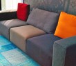 graues Sofa mit bunten Kissen