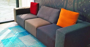 graues Sofa mit bunten Kissen