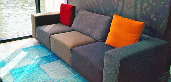 graues Sofa mit bunten Kissen