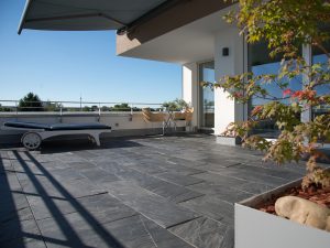 Dachterrasse-mit-Schieferplatten-Black-Rustic