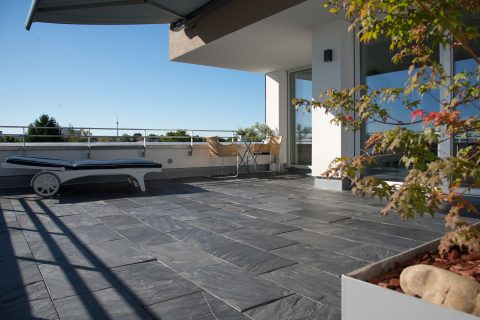 Dachterrasse-mit-Schieferplatten-Black-Rustic