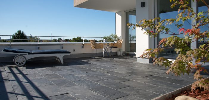 Dachterrasse-mit-Schieferplatten-Black-Rustic