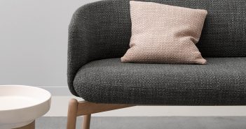 graues Sofa mit rosa Kissen