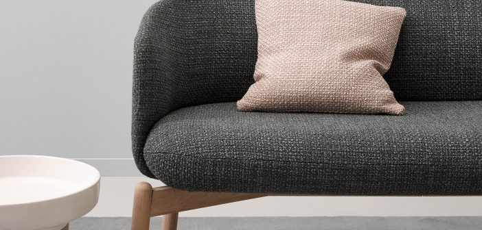 graues Sofa mit rosa Kissen