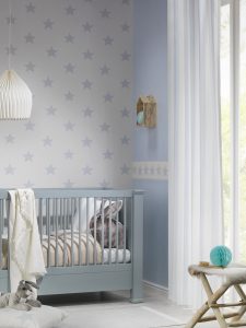 Kinderzimmer mit weiß-grauer Sternchentapete