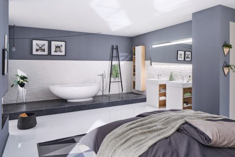 Freistehende Badewanne "Campione" aus Mineralguss in edlem Schlafzimmer auf einem Sockel.