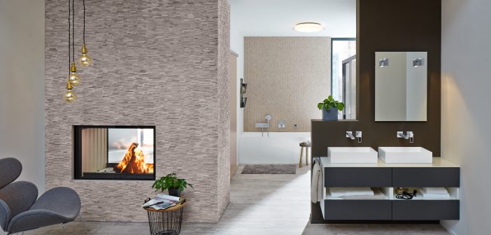 Badezimmer mit Badewanne "Firenze" und Aufsatzwaschbecken "Turano" mit integriertem Kaminzimmer.