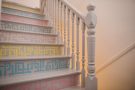 Bunt lackierte Treppenstufen