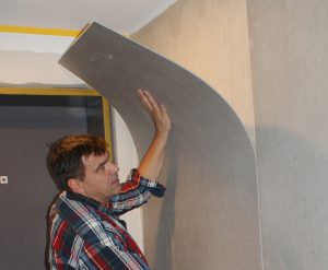 Flexible Betonplatte einfach an die Wand kleben
