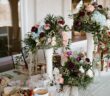 Bunte Blumenarrangements auf einer Tafel