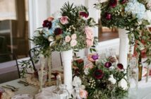 Bunte Blumenarrangements auf einer Tafel