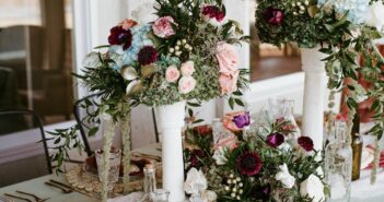 Bunte Blumenarrangements auf einer Tafel