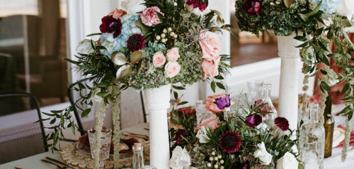 Bunte Blumenarrangements auf einer Tafel